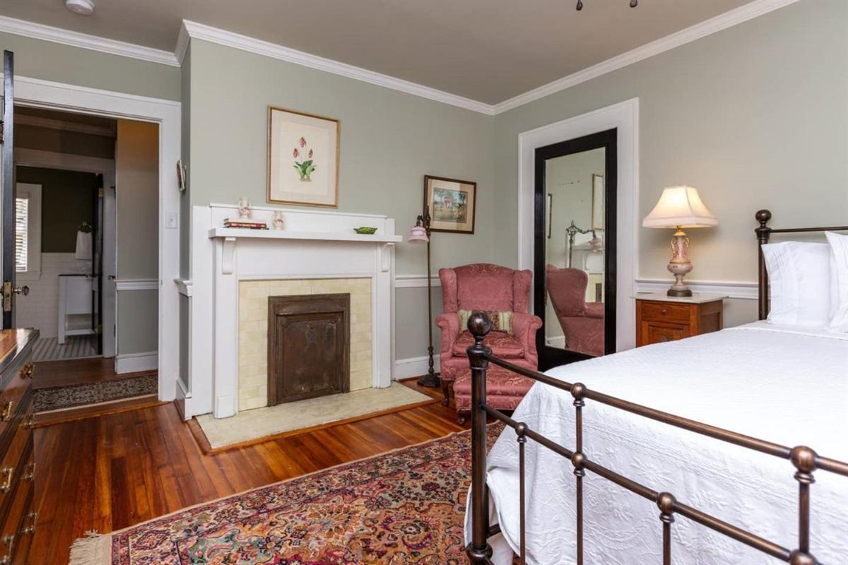 Renowned Historic Home Downtownacross From Park Winston-Salem Exterior foto